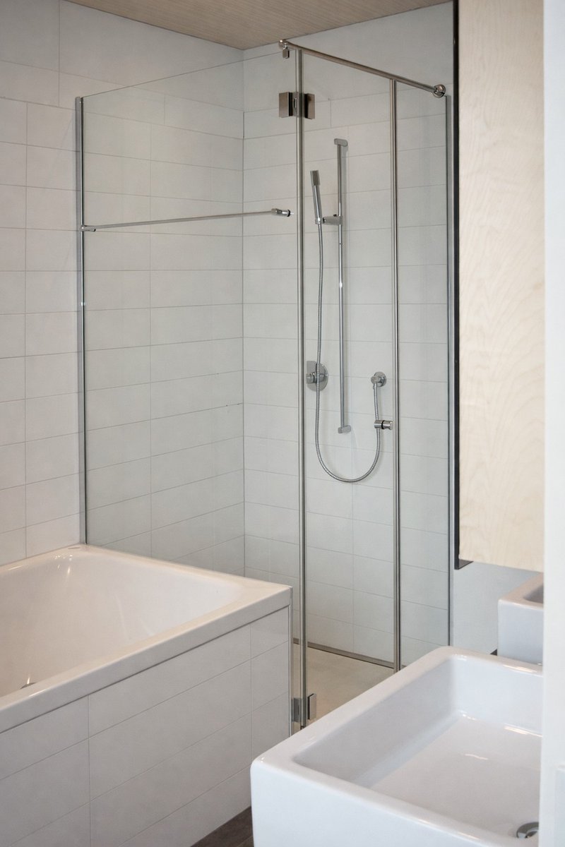 Badezimmer mit Badewanne und Dusche - Abweichungen möglich