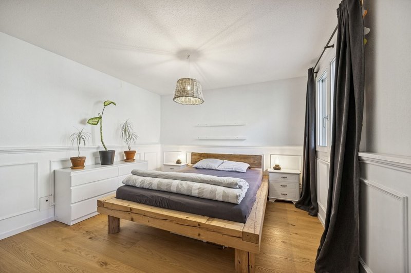 Schlafzimmer mit schlichter Eleganz