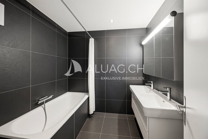 Das grosse Familienbad, wunderschöne Keramik trifft auf Funktionalität