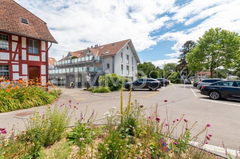 Viele Parkplätze vor der Liegenschaft