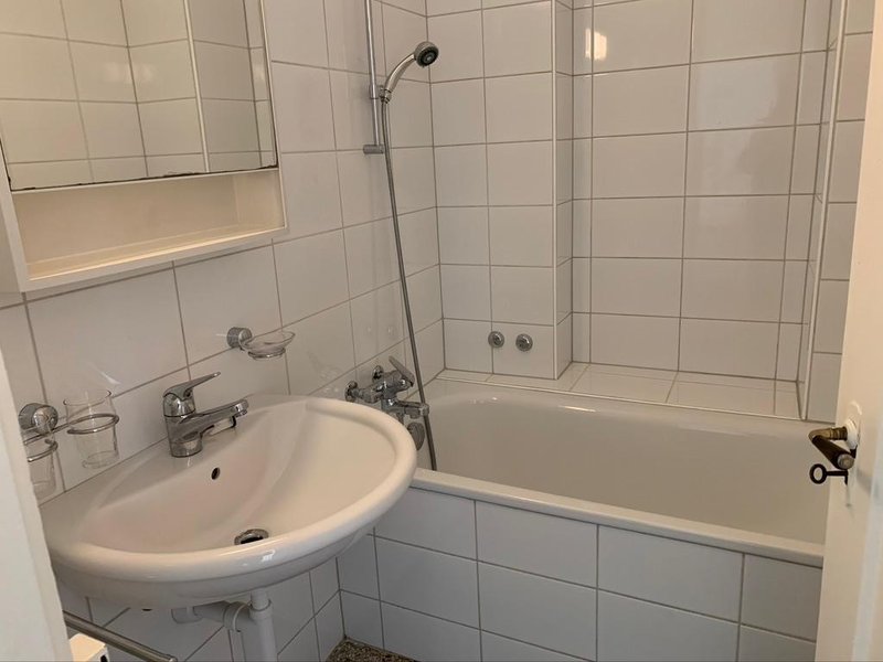 Nasszelle mit Lavabo und  Badewanne