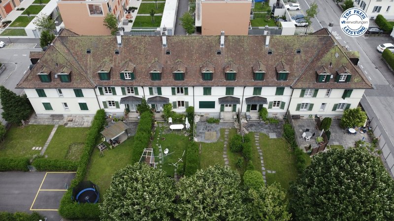 Aussenansicht mit Logo