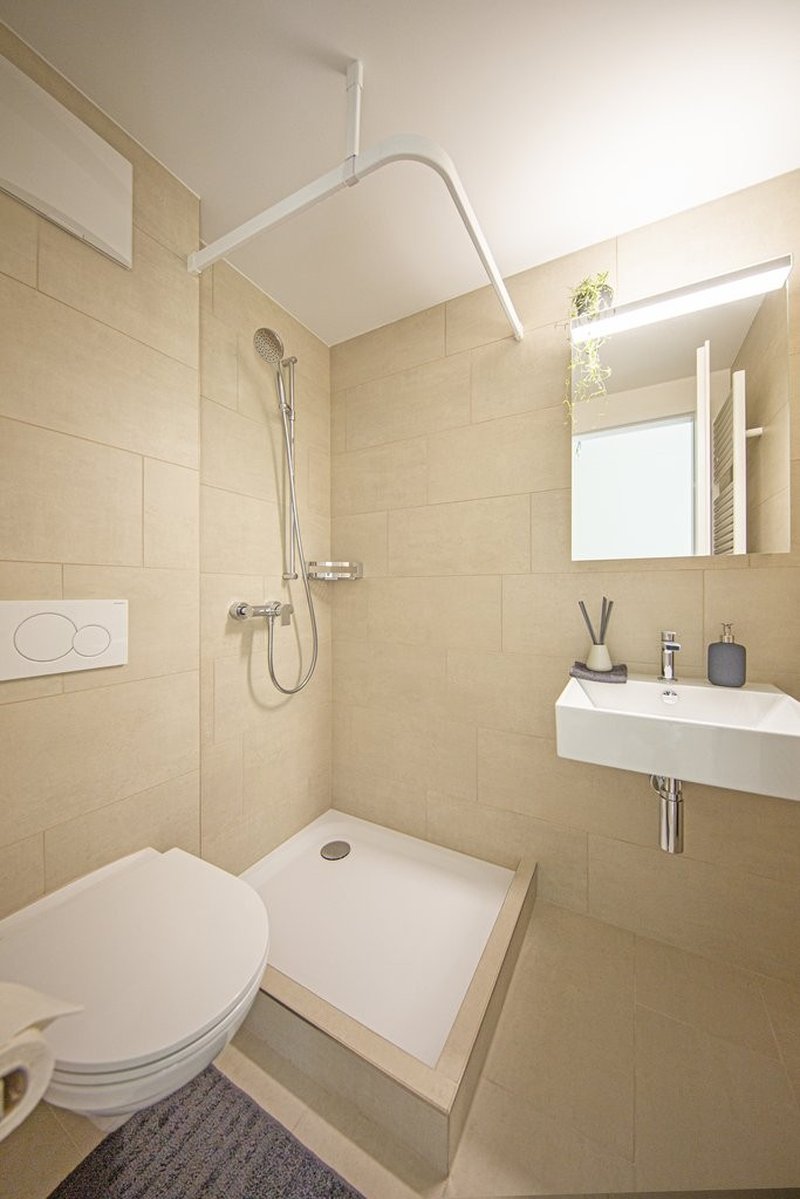 Badezimmer mit Dusche