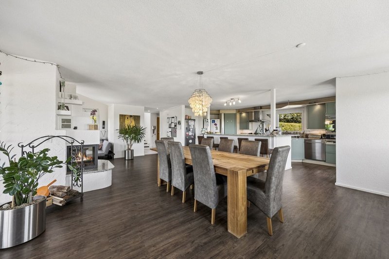 Essbereich mit offener Küche und Cheminée