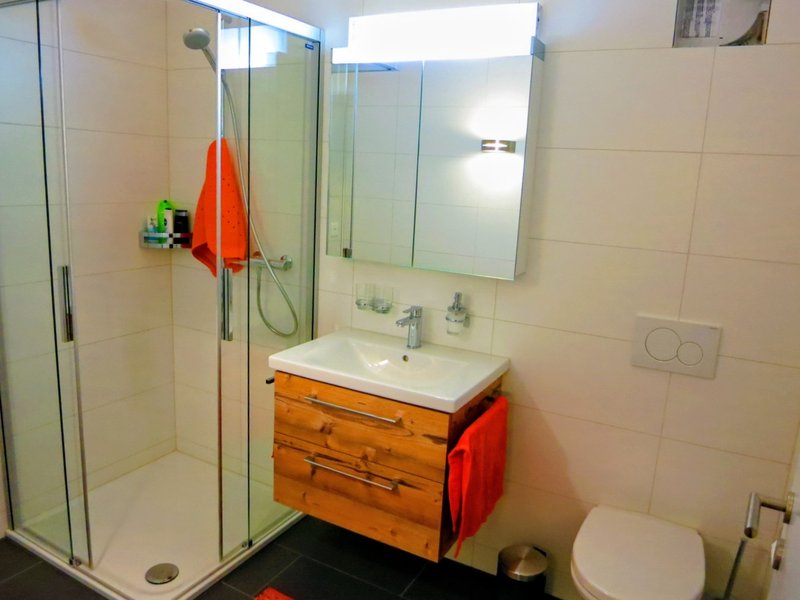 Badezimmer mit Dusche