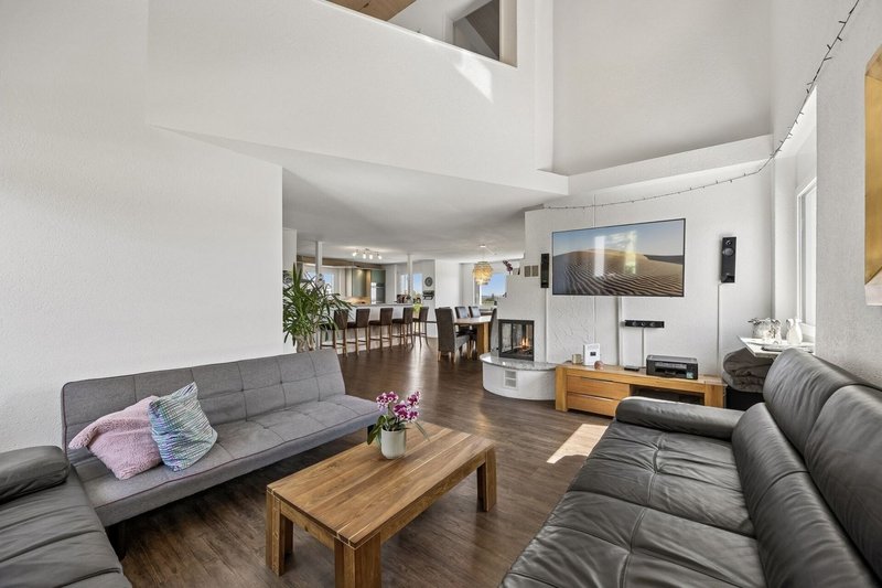 Wohnzimmer mit überhoher Decke