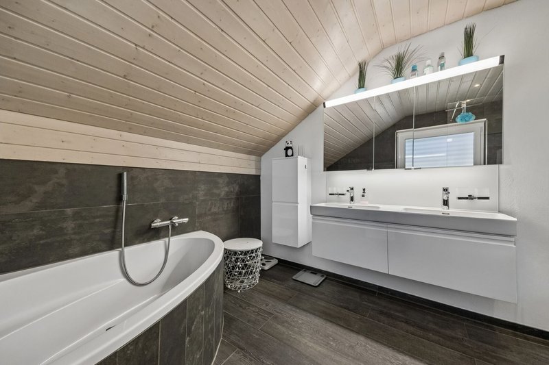 Badezimmer mit Dusche und Badewanne