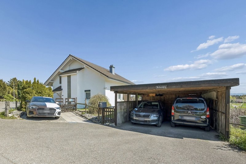 Vorplatz mit Carport