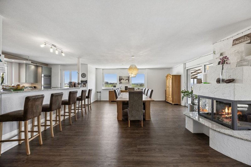 Offener Essbereich mit Cheminée