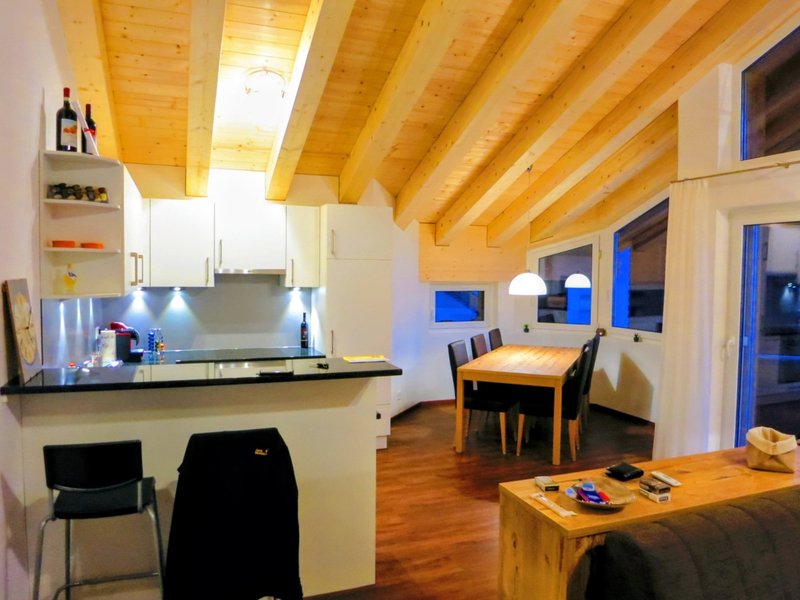 Küche mit Stehbar und Essbereich