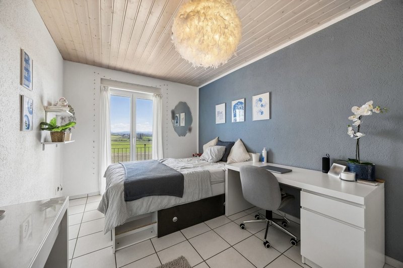 Zimmer mit Zugang zum Balkon